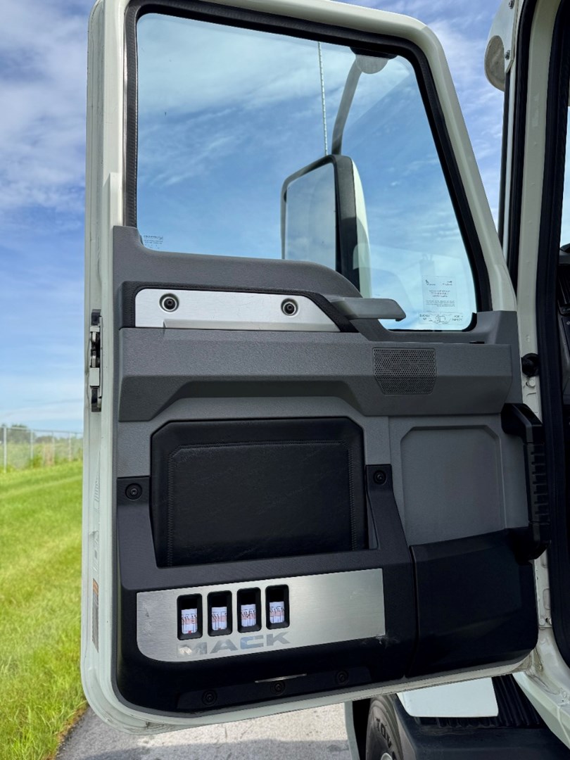 2022 MACK AN64T - USED TRUCKS DAY CAB - image 11